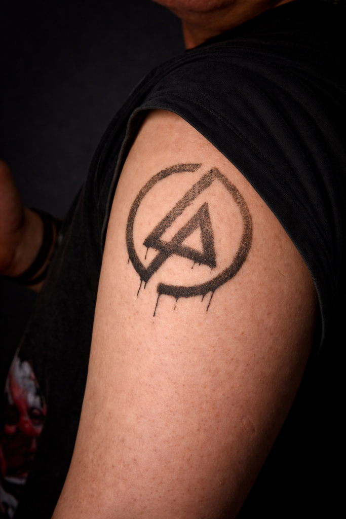 Linkin Park Logo Tattoo im grafischen Stil auf dem Oberarm gestochen bei Ink Society Tattoo Studio in Rheda-Wiedenbrück