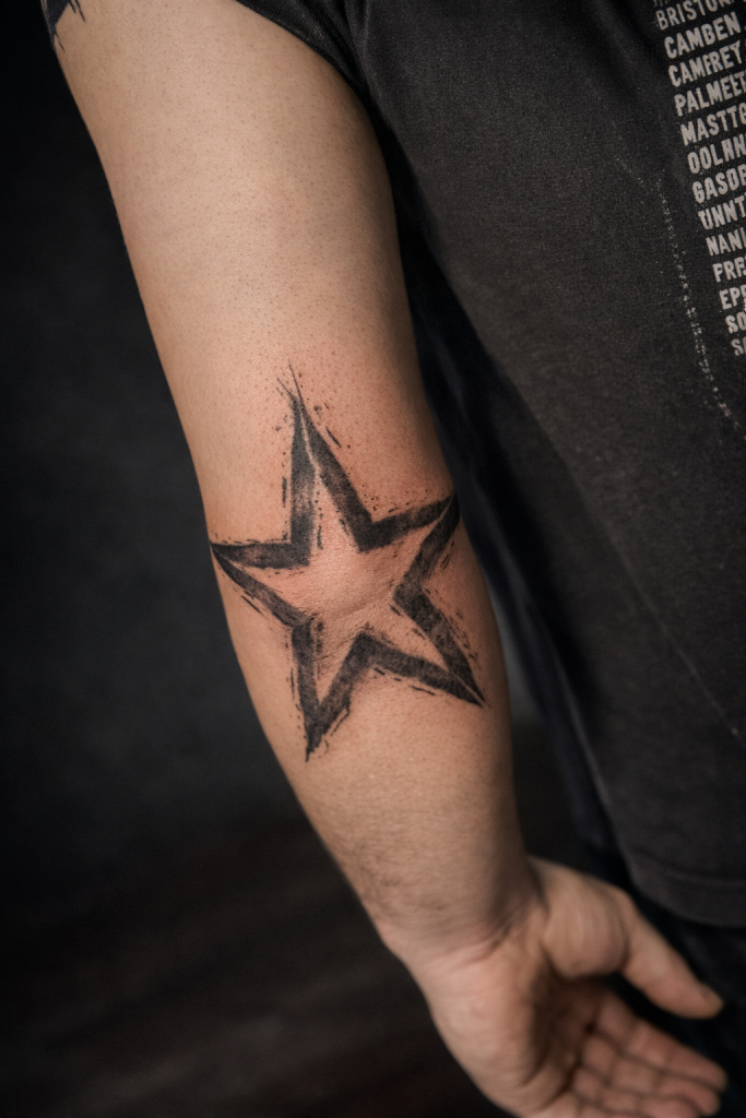 Schwarzes Stern Tattoo im Sketch Stil auf dem Unterarm gestochen im Tattoo Studio Ink Society in Rheda-Wiedenbrück