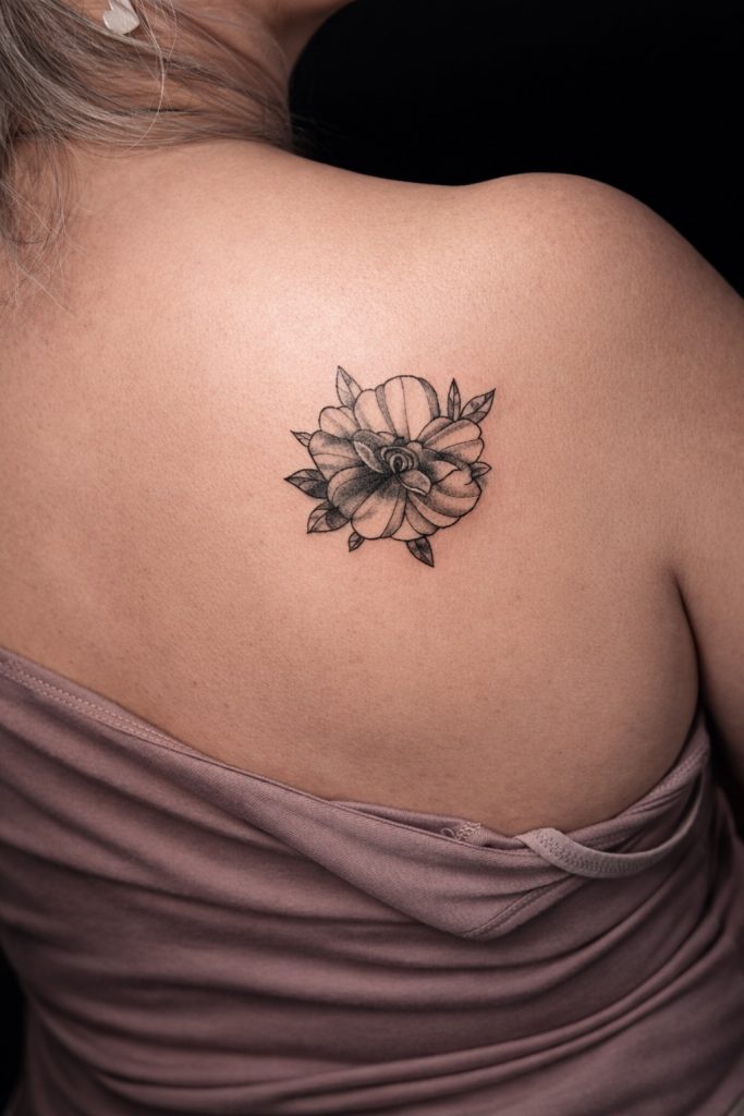 Feines Blumen Cover Up Tattoo auf der Schulter im Fineline Stil gestochen im Tattoo Studio Ink Society in Rheda-Wiedenbrück