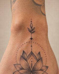 Detail eines Lotus-Dotwork-Tattoos am Handgelenk