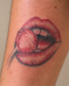 Detailaufnahme eines realistischen roten Lippen-Tattoos