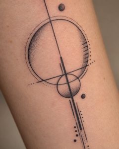 Detail eines geometrischen Dotwork-Tattoos am Unterarm