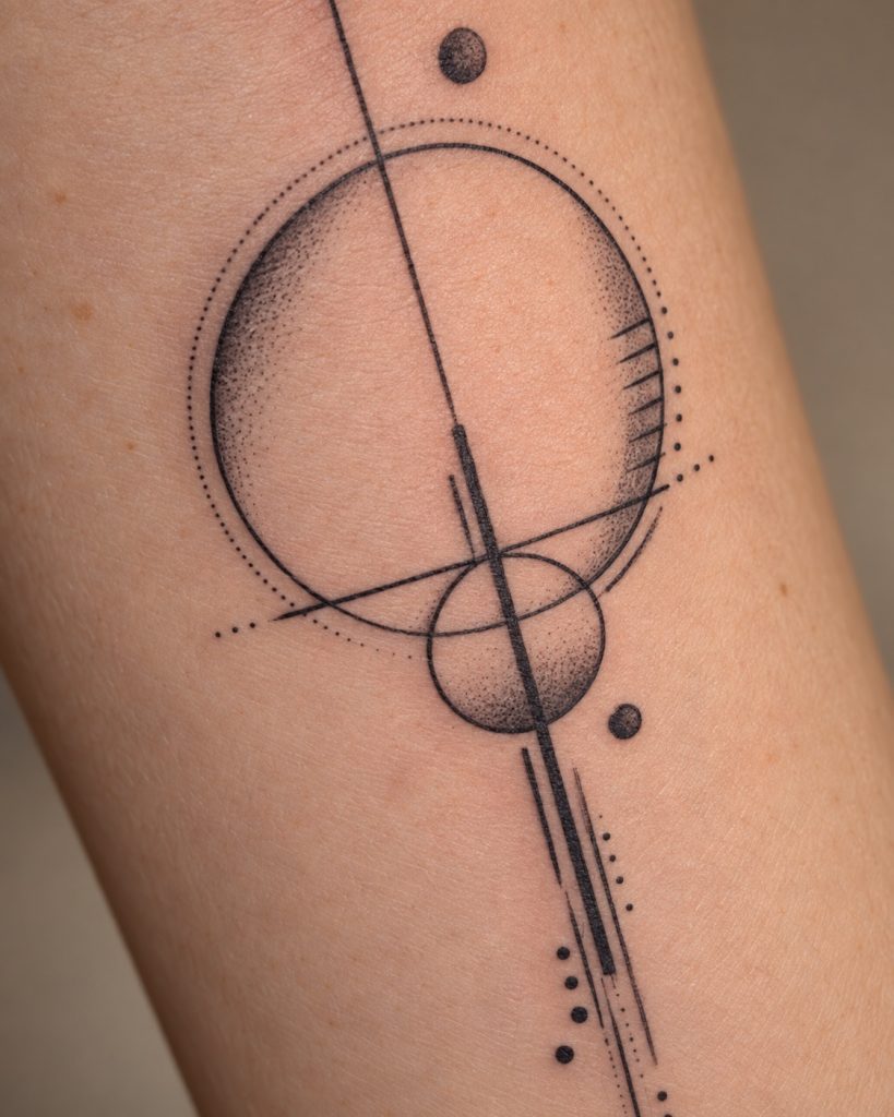 Detail eines geometrischen Dotwork-Tattoos am Unterarm