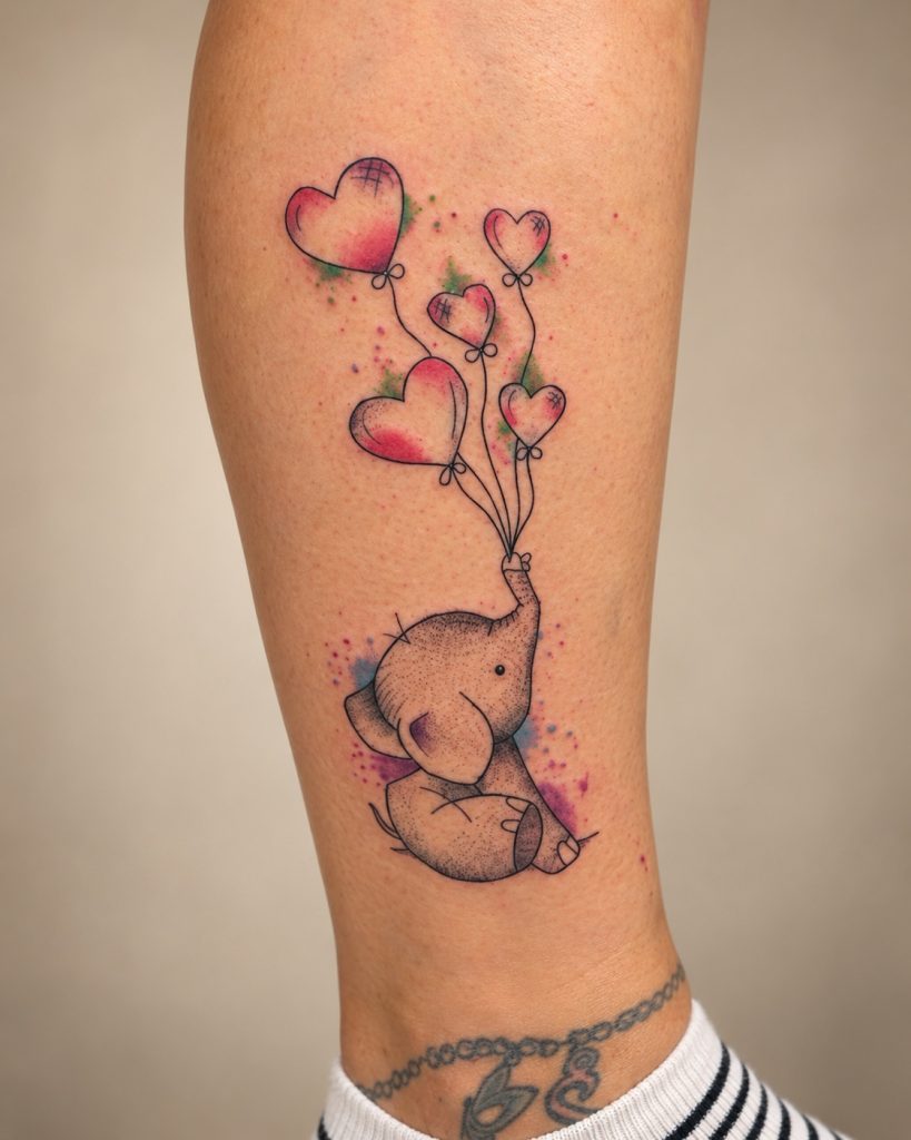 Farbiges Elefanten-Tattoo mit Herzballons am Oberarm