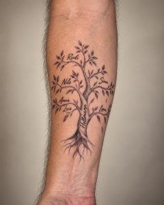 Familienbaum-Tattoo mit Namen auf dem Unterarm