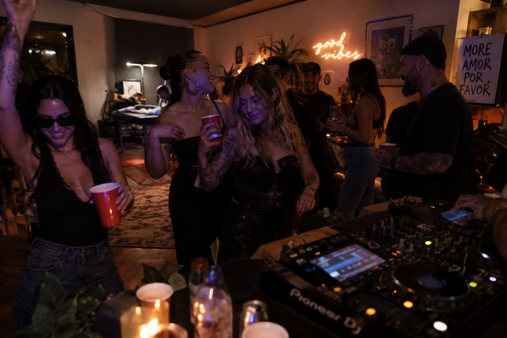 Mobiles Tattoo-Setup von Ink Society bei einer Firmen- und Weihnachtsfeier