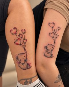 Zwei Elefanten-Tattoos als zusammengehörige Motive auf den Oberarmen