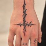 Schwarzes Schwert-Tattoo auf dem Handrücken