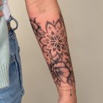 Mandala- und Blumen-Tattoo am Unterarm